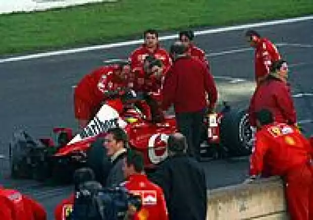 Luciano Burti im demolierten F2003-GA Titel-Bild zur News: Luciano Burti im demolierten F2003-GA