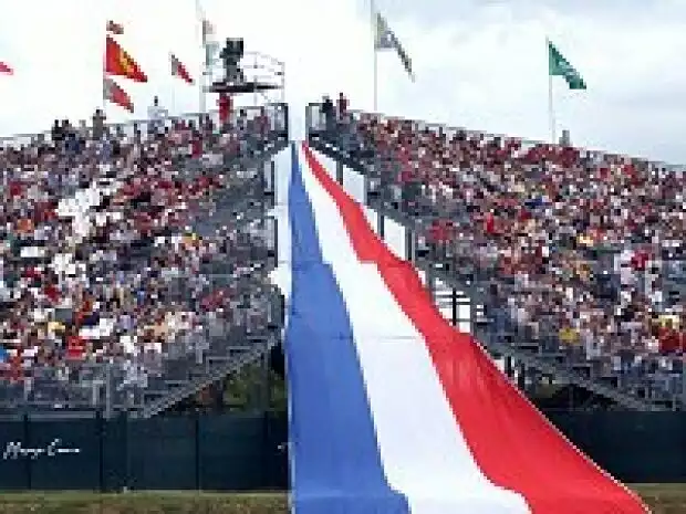 Titel-Bild zur News: Tribünen in Magny-Cours