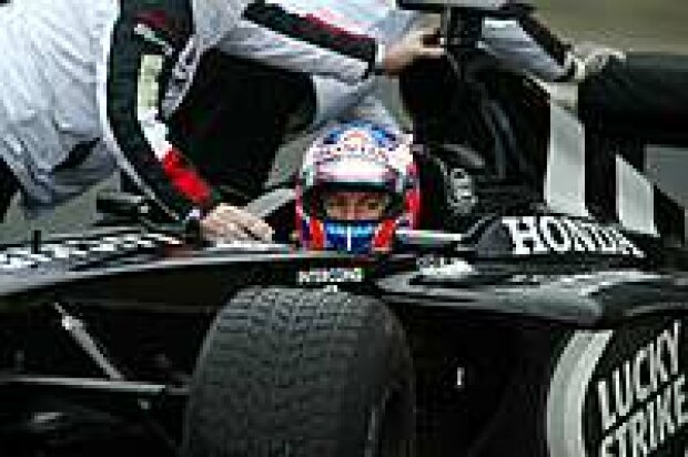 Titel-Bild zur News: Jenson Button (BAR-Honda) im Konzeptauto für 2004