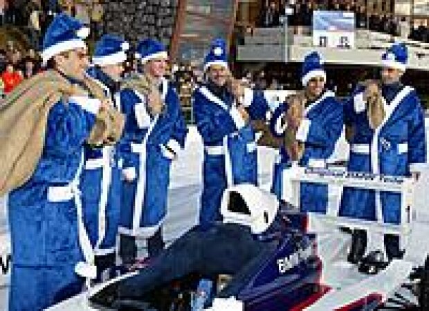 Titel-Bild zur News: Marc Gené, Juan-Pablo Montoya und Ralf Schumacher als Weihnachtsmänner