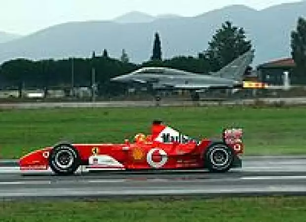 Michael Schumcher tritt im Ferrari gegen einen Eurofighter an Titel-Bild zur News: Michael Schumcher tritt im Ferrari gegen einen Eurofighter an