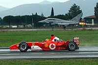 Michael Schumacher im F2003-GA gegen den Eurofighter