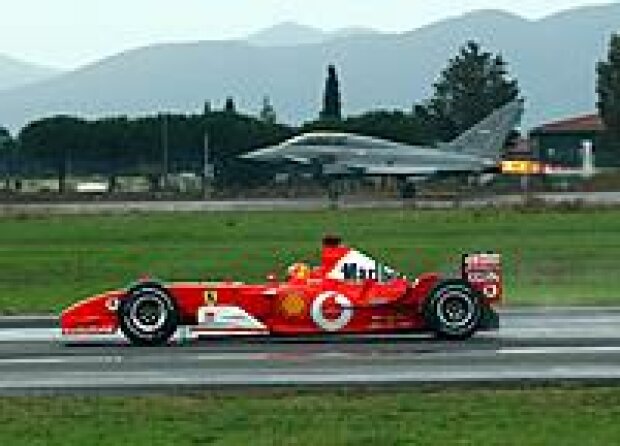 Titel-Bild zur News: Michael Schumacher im F2003-GA gegen den Eurofighter