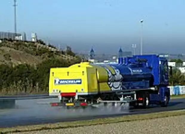 Ein Tanklastzug befeuchtet die Strecke Titel-Bild zur News: Ein Tanklastzug befeuchtet die Strecke