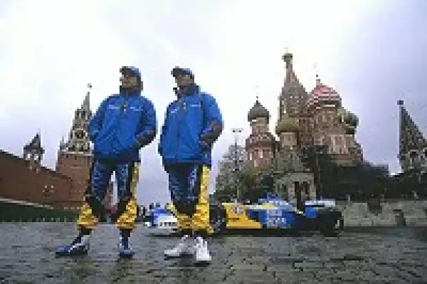 Trulli und Alonso mit dem R23B in Moskau Titel-Bild zur News: Trulli und Alonso mit dem R23B in Moskau
