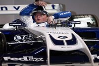 Ralf Schumacher klettert in den neuen WilliamsF1 BMW FW26