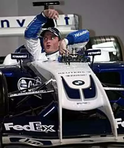 Ralf Schumacher klettert in den neuen WilliamsF1 BMW FW26 Titel-Bild zur News: Ralf Schumacher klettert in den neuen WilliamsF1 BMW FW26