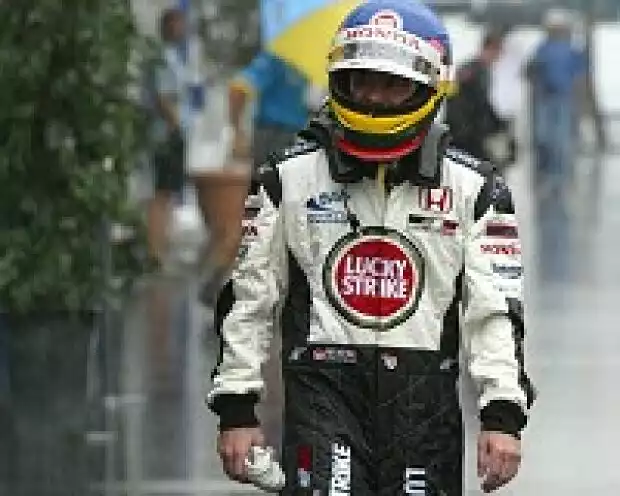 Jacques Villeneuve nach dem Dreher ins Kiesbett zurück im Fahrerlager Titel-Bild zur News: Jacques Villeneuve nach dem Dreher ins Kiesbett zurück im Fahrerlager