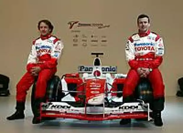 Titel-Bild zur News: Cristiano da Matta und Olivier Panis bei der Präsentation des Toyota TF104