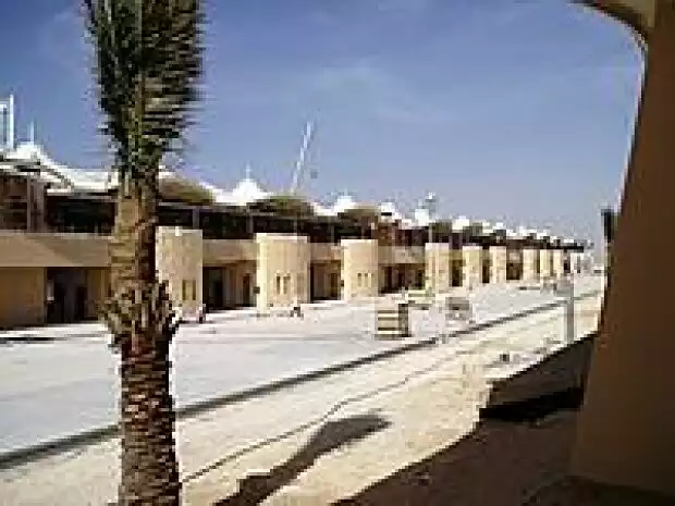 Boxengasse in Bahrain Titel-Bild zur News: Boxengasse in Bahrain