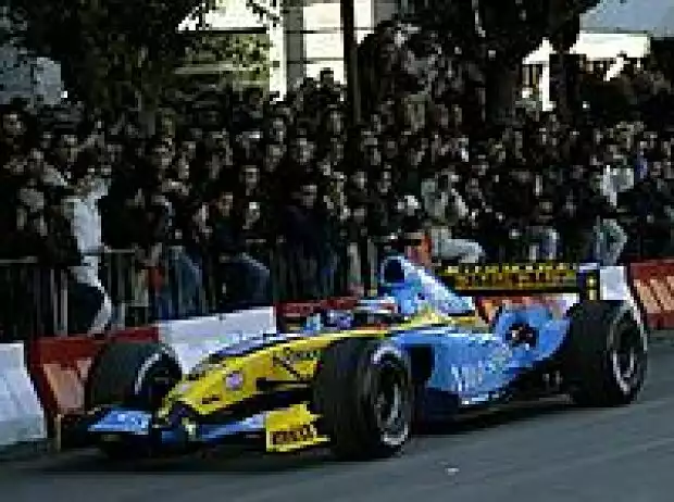 Fernando Alonso im R24 in Palermo Titel-Bild zur News: Fernando Alonso im R24 in Palermo