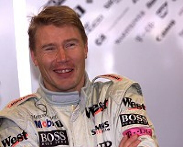 Titel-Bild zur News: Mika Häkkinen in der McLaren-Garage in Indianapolis