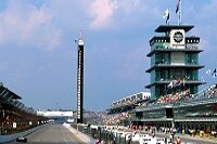 Blick auf die Start-Ziel-Gerade des Indianapolis Motor Speedway