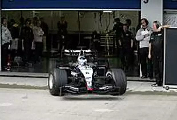 Kimi Räikkönen (McLaren-Mercedes) im MP4-19 Titel-Bild zur News: Kimi Räikkönen (McLaren-Mercedes) im MP4-19