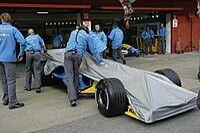 Jarno Trullis Renault R24 wird mit einem Ölleck zurück in die Boxen geschoben