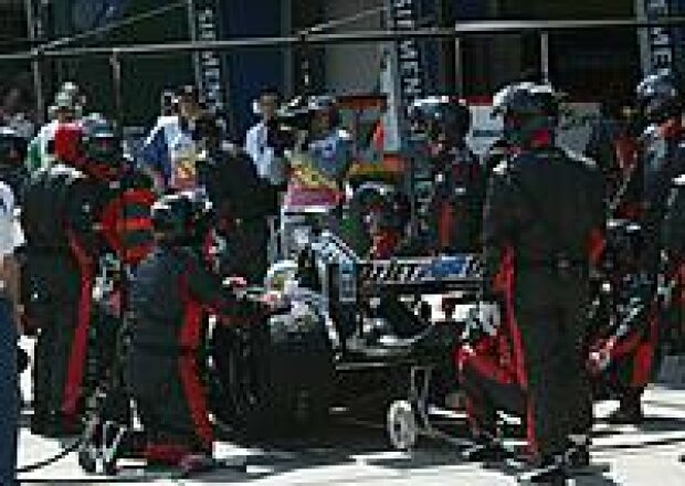 Titel-Bild zur News: Zsolt Baumgartner an der Minardi-Box