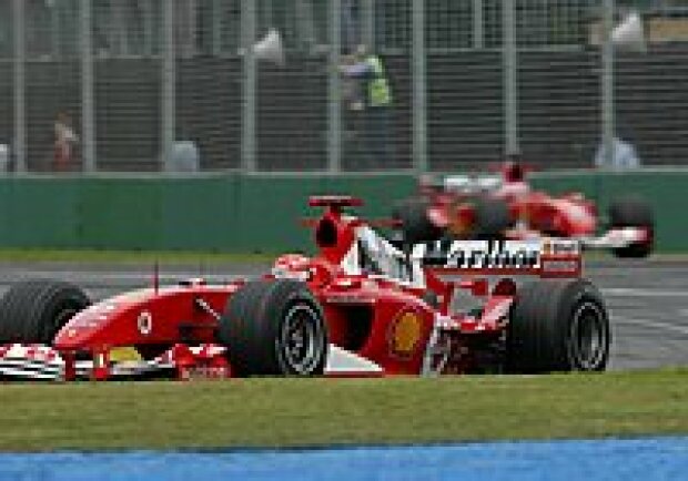 Titel-Bild zur News: Michael Schumacher vor Rubens Barrichello (beide Ferrari F2004)