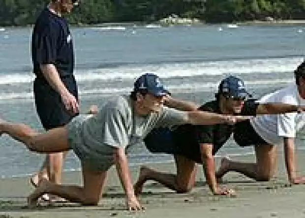 Giancarlo Fisichella und Felipe Massa am Strand in Malaysia Titel-Bild zur News: Giancarlo Fisichella und Felipe Massa am Strand in Malaysia