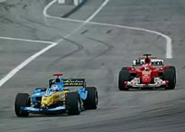 Jarno Trulli (Renault R24) vor Rubens Barrichello (Ferrari F2004) Titel-Bild zur News: Jarno Trulli (Renault R24) vor Rubens Barrichello (Ferrari F2004)