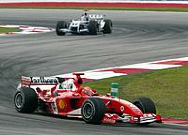 Titel-Bild zur News: Michael Schumacher (Ferrari F2004) vor Juan-Pablo Montoya (Williams-BMW FW26)