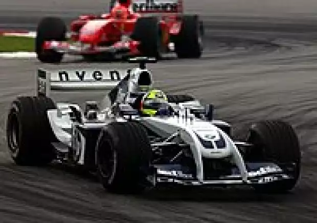 Ralf Schumacher (Williams-BMW FW26) vor Michael Schumacher (Ferrari F2004) Titel-Bild zur News: Ralf Schumacher (Williams-BMW FW26) vor Michael Schumacher (Ferrari F2004)