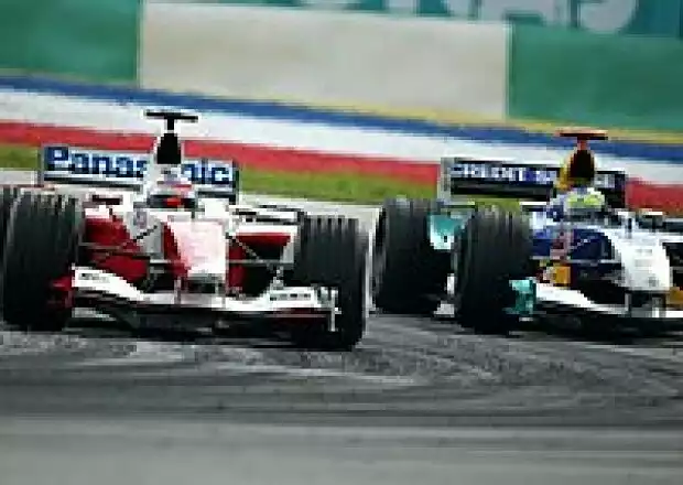 Olivier Panis (Toyota TF104) und Giancarlo Fisichella (Sauber-Petronas C23) Titel-Bild zur News: Olivier Panis (Toyota TF104) und Giancarlo Fisichella (Sauber-Petronas C23)