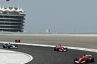 Bild zum Inhalt: Ferrari dominiert erstes Wüsten-Training in Bahrain
