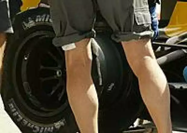 Titel-Bild zur News: Fernando Alonso mit einem Reifenschaden