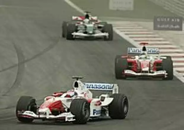Titel-Bild zur News: Olivier Panis, Cristiano da Matta (beide Toyota TF104) und Mark Webber (Jaguar R5)