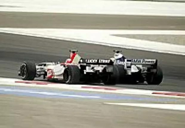Takuma Sato (BAR-Honda 006) und Ralf Schumacher (Williams-BMW FW26) Titel-Bild zur News: Takuma Sato (BAR-Honda 006) und Ralf Schumacher (Williams-BMW FW26)