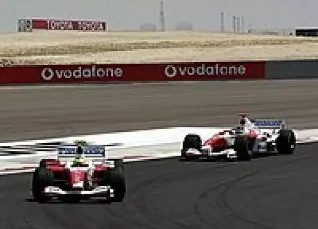 Ricardo Zonta vor Cristiano da Matta (beide Toyota TF104) Titel-Bild zur News: Ricardo Zonta vor Cristiano da Matta (beide Toyota TF104)