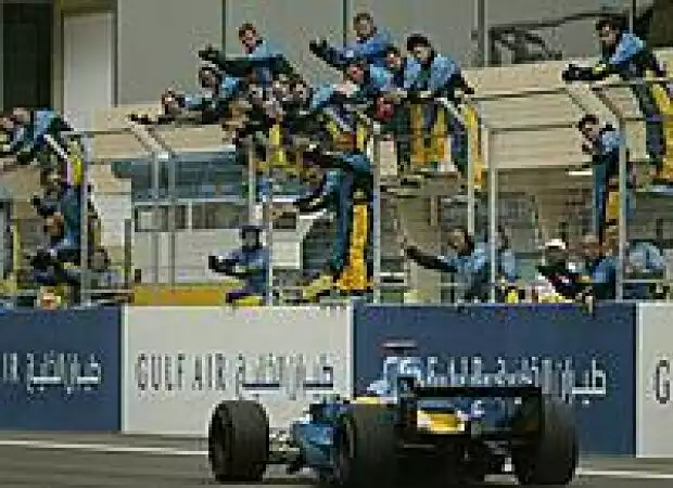 Jarno Trulli wird von seiner Mannschaft empfangen Titel-Bild zur News: Jarno Trulli wird von seiner Mannschaft empfangen
