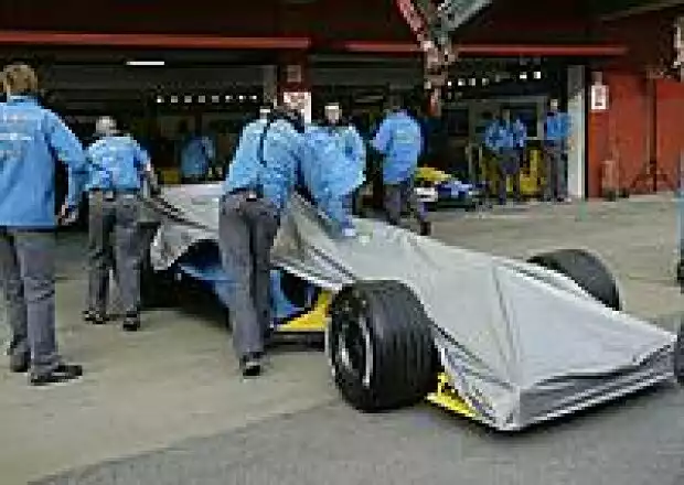 Jarno Trullis Renault R24 wird mit einem Ölleck zurück in die Boxen geschoben Titel-Bild zur News: Jarno Trullis Renault R24 wird mit einem Ölleck zurück in die Boxen geschoben