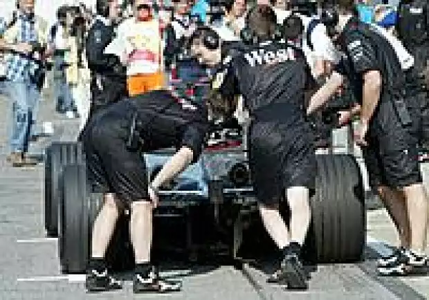 McLaren-Mechaniker bei der Arbeit Titel-Bild zur News: McLaren-Mechaniker bei der Arbeit
