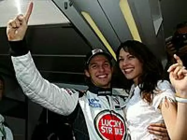 Titel-Bild zur News: Button mit Freundin