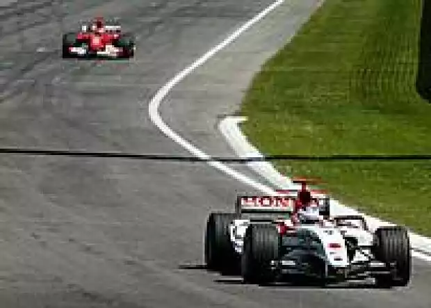 Button vor Schumacher Titel-Bild zur News: Button vor Schumacher