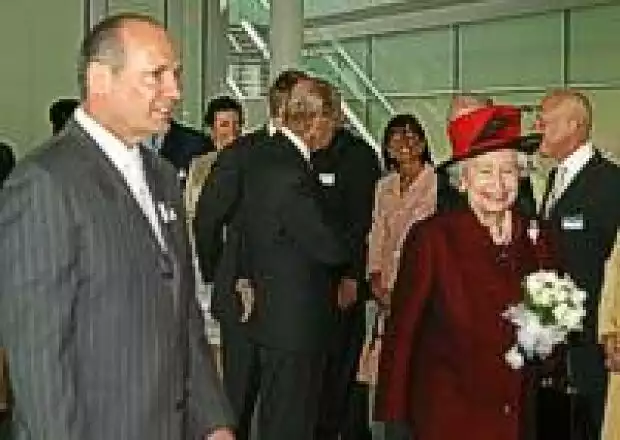 Ron Dennis und Queen Elizabeth II. Titel-Bild zur News: Ron Dennis und Queen Elizabeth II.