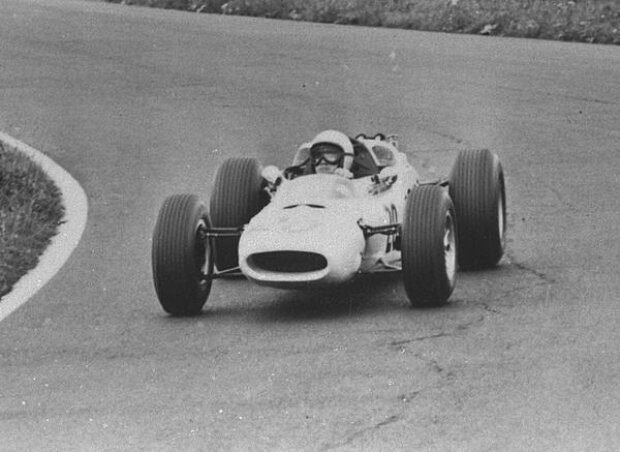 Ronnie Bucknum im RA271 beim ersten Formel-1-Rennen von Honda Ronnie Bucknum im RA271 beim ersten Formel-1-Rennen von Honda