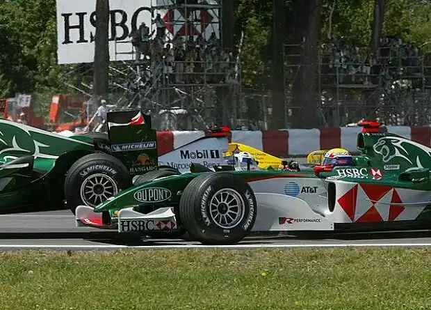 Titel-Bild zur News: Mark Webber und Christian Klien (beide Jaguar R5) kollidieren