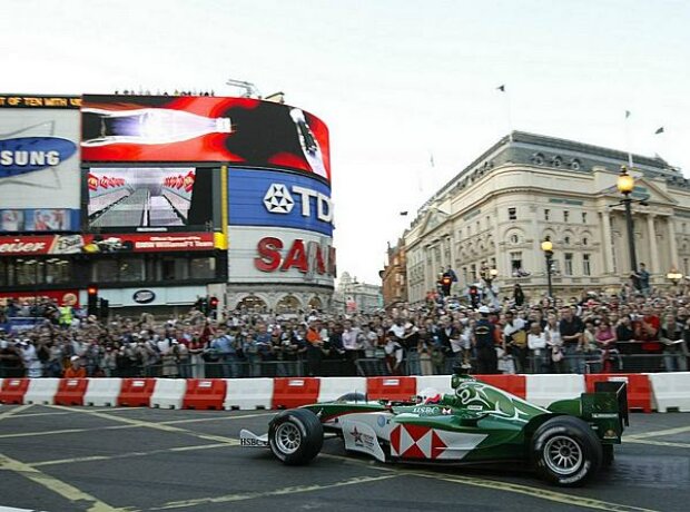 Titel-Bild zur News: Jaguar R5 in London