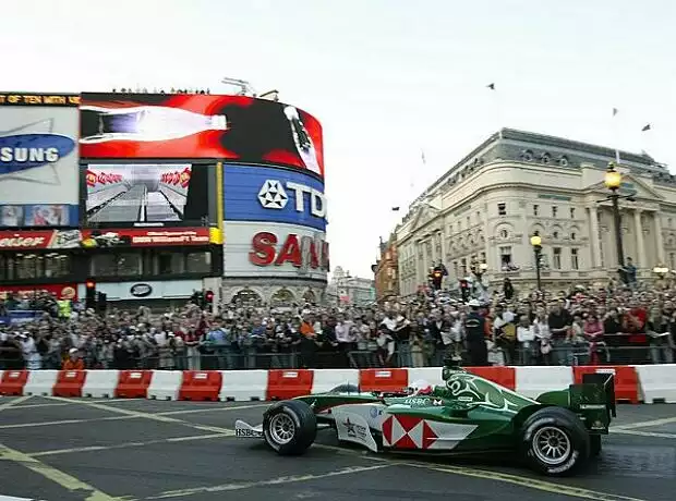 Jaguar R5 in London Titel-Bild zur News: Jaguar R5 in London