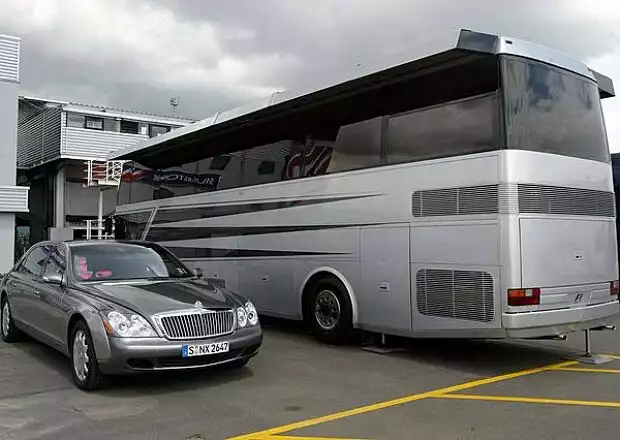 Ecclestones Maybach und Bus Titel-Bild zur News: Ecclestones Maybach und Bus