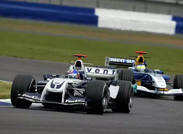 Titel-Bild zur News: Juan-Pablo Montoya vor Giancarlo Fisichella