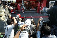 Fotografen vor der Ferrari-Box