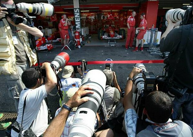 Titel-Bild zur News: Fotografen vor der Ferrari-Box