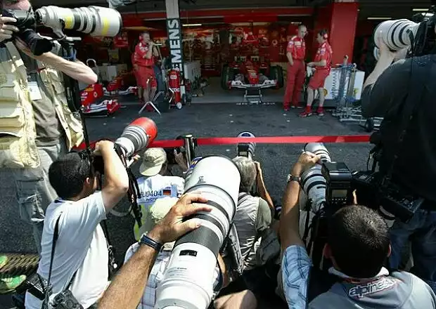 Fotografen vor der Ferrari-Box Titel-Bild zur News: Fotografen vor der Ferrari-Box