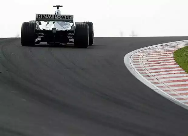 Titel-Bild zur News: Montoya in der Eau Rouge