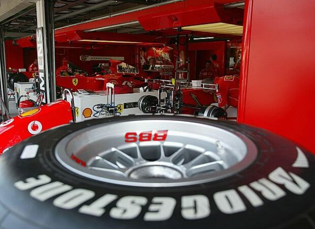 Titel-Bild zur News: Bridgestone-Reifen vor der Ferrari-Box