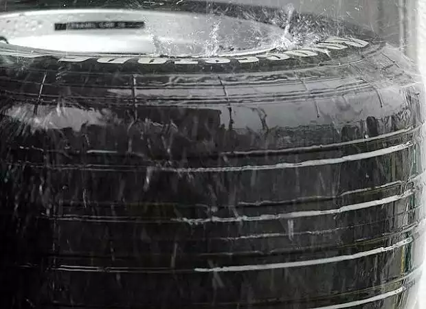Titel-Bild zur News: Nasse Bridgestone-Trockenreifen