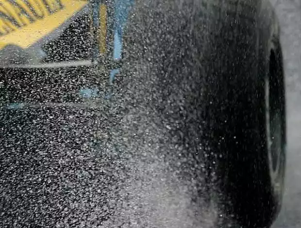 Renault im Regen Titel-Bild zur News: Renault im Regen